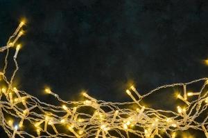 goldene glänzende Winterlichter auf dunklem Hintergrund foto