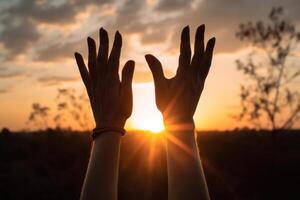 Hände angehoben zu das Sonne Meditation Empfang warm Energie generativ ai foto