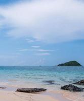 landschaft sommer vorderansicht tropisch meer strand felsen blau weiß sand hintergrund ruhig natur ozean schön welle absturz spritzwasser reise nang ram strand ostthailand chonburi exotisch horizont. foto