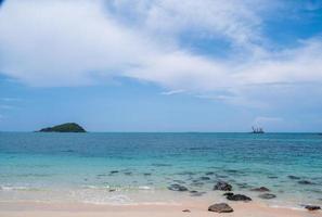 landschaft sommer vorderansicht tropisch meer strand felsen blau weiß sand hintergrund ruhig natur ozean schön welle absturz spritzwasser reise nang ram strand ostthailand chonburi exotisch horizont. foto