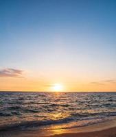 Panorama Standpunkt Landschaft Reise Sommer- Meer Wind Welle cool auf Urlaub Ruhe Küsten groß Sonne einstellen Himmel Licht Orange golden Natur tropisch schön Abend Stundentag beim Knall san Strand Chonburi Thailand. foto