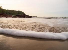 Panorama Standpunkt Landschaft Reise Sommer- Meer Wind Welle cool auf Urlaub Ruhe Küsten groß Sonne einstellen Himmel Licht Orange golden Natur tropisch schön Abend Stundentag beim Knall san Strand Chonburi Thailand. foto