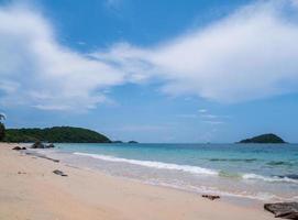 landschaft sommer vorderansicht tropisch meer strand felsen blau weiß sand hintergrund ruhig natur ozean schön welle absturz spritzwasser reise nang ram strand ostthailand chonburi exotisch horizont. foto