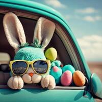 süß Ostern Hase mit Sonnenbrille suchen aus von ein Auto abgelegt mit Ostern Eier, ai generativ foto