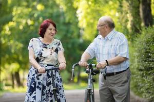 glücklich Alten Paar. gut aussehend Mann und Frau Senior Bürger. Mann und Ehefrau von alt Alter im das Park. foto