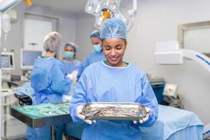 Porträt von weiblich Frau Krankenschwester der Chirurg oder Mitarbeiter Mitglied gekleidet im chirurgisch Peelings Kleid Maske und Haar Netz im Krankenhaus Betriebs Zimmer Theater foto