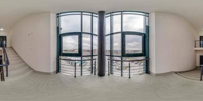 voll kugelförmig hdri 360 Panorama Aussicht im leeren modern Halle in der Nähe von Panorama- Fenster mit Säulen, Treppe und Türen im gleichwinklig Projektion, bereit zum ar vr Inhalt foto