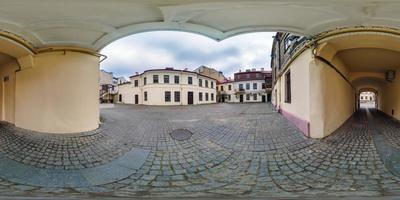 voll nahtlos kugelförmig hdri 360 Panorama in der Nähe von alt Häuser im eng Hof oder Hinterhof mit Tunnel zu Main Straße im gleichwinklig Projektion, bereit zum vr ar virtuell Wirklichkeit Inhalt foto