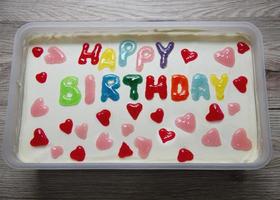 bunt Geburtstag Kuchen zum glücklich Geburtstag Party, Jahrestag Glück Feier Gruß Fall, Zuhause Bäckerei glücklich Konzept foto