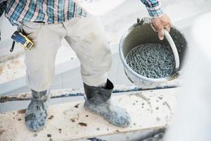 vor Ort Baumeister mit Residentail strukturell Arbeit Installation, Beton und Stahl Spalte und Strahl Struktur Auftragnehmer Fachmann Arbeit Konzept foto