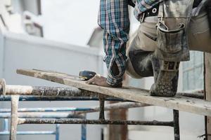 vor Ort Baumeister mit Residentail strukturell Arbeit Installation, Beton und Stahl Spalte und Strahl Struktur Auftragnehmer Fachmann Arbeit Konzept foto