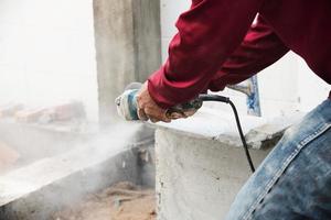 vor Ort Baumeister mit Residentail strukturell Arbeit Installation, Beton und Stahl Spalte und Strahl Struktur Auftragnehmer Fachmann Arbeit Konzept foto