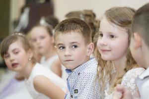 Gruppe von Kinder beim das Matinee. foto