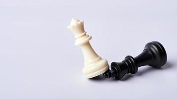 das Schach Königin Niederlagen das König, das Konzept zum ein Vergleich von feminin Leistung oder Feminist Ideen mit Kopieren Raum foto