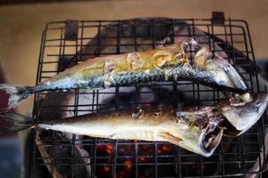 Grill Fisch mit Feuer und Rauch foto