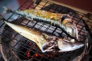 Grill Fisch mit Feuer und Rauch foto