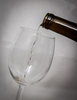 Gießen Wein in ein Glas foto