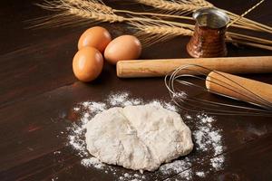 schließen oben das Bäckerei und Kochen Brot Gebäck oder Kuchen Zutaten im hölzern Tabelle Hintergrund. hausgemacht foto