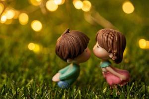 Liebe Konzept oder Valentinstag Tag. Paar küssen Puppe im Romantik auf Grün Gras Hintergrund mit Kopieren Raum foto