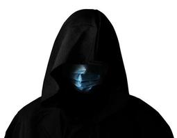 Konzept von das Sensenmann Wer trägt ein medizinisch oder chirurgisch Maske zum schützen Corona Virus isoliert auf Weiß Hintergrund mit Ausschnitt Weg. das Mann trägt ein schwarz Haube. Menschen foto