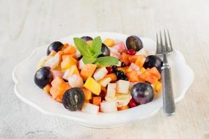 Obst Salat im das Teller foto