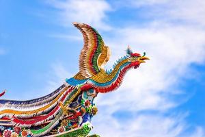 schön Phönix fliegend auf das dekorativ Fliese Dach im Chinesisch Tempel. bunt Dach Detail von traditionell Chinesisch Tempel foto