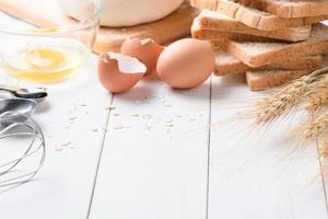 Weiß Holz Hintergrund mit Zutaten zum Herstellung Brot foto