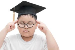 Schule Kind Absolvent Denken mit Abschluss Deckel isoliert foto