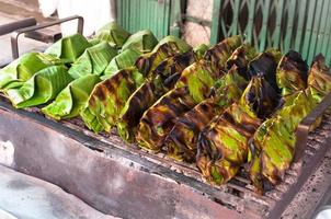 Thailand Dessert eingewickelt im Banane Blätter, Kokosnuss Milch Pudding mit Kokosnuss süß, thailändisch gegrillt klebrig Reis auf ein gegrillt, thailändisch Dessert foto