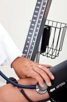 Arzt Messung Blut Druck zu ein geduldig foto