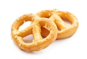 Mini gesalzen Brezel isoliert auf Weiß Hintergrund. Gruppe von Brezel. Mini Brezel Snack isoliert foto