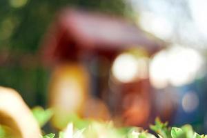 verschwommen Hintergrund Bokeh bunt Kinder Spielplatz auf das Hof im das draussen Park im das Morgen foto