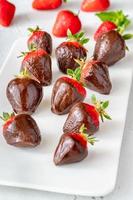 Erdbeeren mit Schokoladenglasur foto