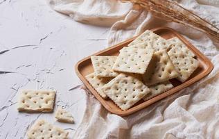 hausgemacht Platz Cracker auf Weiß Tabelle foto