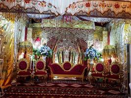 typisch Minang Hochzeit Dekorationen, Braut- Stühle und Teppiche sind rot mit andere auffällig Gelb Dekorationen. foto