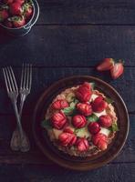 hausgemacht Torte Kuchen mit Erdbeeren foto