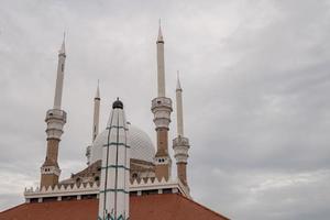 großartig Moschee auf das Semarang zentral Java, wann Tag Zeit mit wolkig Himmel. das Foto ist geeignet zu verwenden zum Ramadhan Poster und Muslim Inhalt Medien.