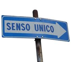 senso einzigartig Übersetzung einer Weg Straße Zeichen isoliert Über Weiß foto