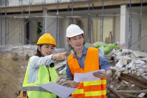 Der Ingenieur-Manager inspiziert die Baustellen und überprüft die Baupläne beim Bau des Townhome-Projekts foto