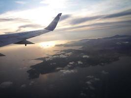 Sonnenaufgang und Flugzeugflügelansicht vom Illuminator. foto