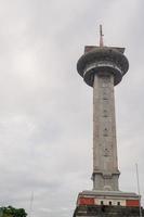 Main Turm auf großartig agung Moschee auf das Semarang zentral Java, wann Tag Zeit und Blau Himmel. das Foto ist geeignet zu verwenden zum Ramadhan Poster und Muslim Inhalt Medien.