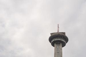 Main Turm auf großartig agung Moschee auf das Semarang zentral Java, wann Tag Zeit und Blau Himmel. das Foto ist geeignet zu verwenden zum Ramadhan Poster und Muslim Inhalt Medien.