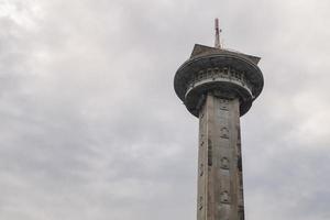 Main Turm auf großartig agung Moschee auf das Semarang zentral Java, wann Tag Zeit und Blau Himmel. das Foto ist geeignet zu verwenden zum Ramadhan Poster und Muslim Inhalt Medien.