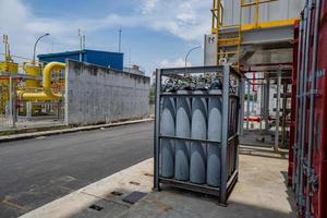 Stickstoff- Gas Zylinder Gestell auf das Leistung Pflanze Projekt. das Foto ist geeignet zu verwenden zum Industrie Hintergrund Fotografie, Leistung Pflanze Poster und Elektrizität Inhalt Medien.