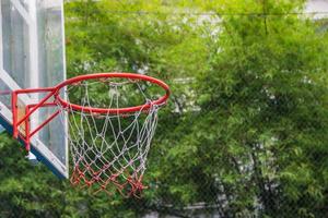 Basketballkorb im Park foto