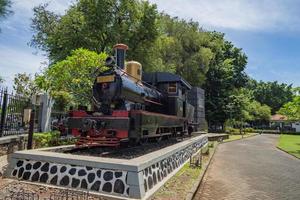 alt Lokomotive Zug auf das alt Eisenbahn Bahnhof. das Foto ist geeignet zu verwenden zum Reise Ziel, Urlaub Poster und Reise Inhalt Medien.