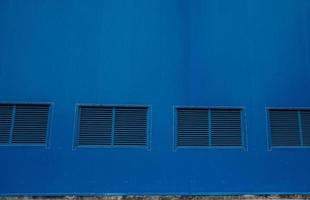 Blau Fenster auf das Mauer Turbine Gebäude Leistung Pflanze Projekt. das Foto ist geeignet zu verwenden zum Projekt Hintergrund und Sicherheit Poster und Inhalt Medien.