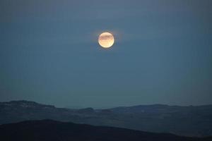 Vollmond über Bergen foto