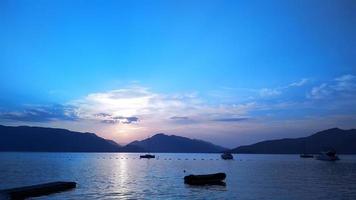 schön Sonnenuntergang auf das Meer und Berge foto