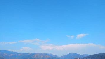 Blau Himmel mit Weiß Wolken und Berge unter, Hintergrund mit leer drucken Hintergrund foto